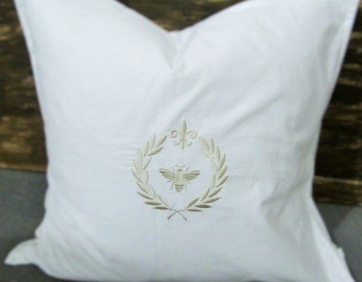 Cotton pillow with French Bee embroidery